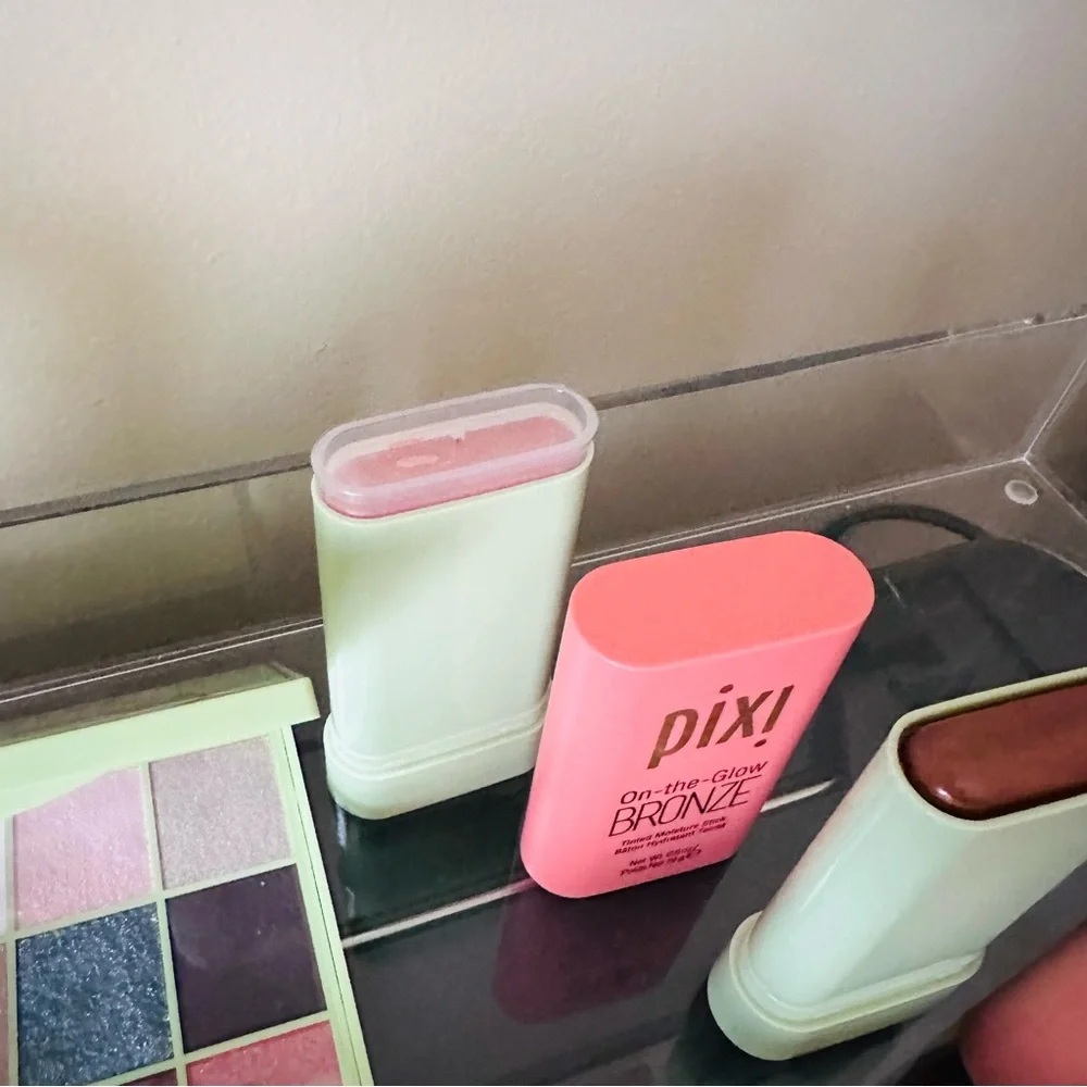 Pixi Beauty Make up bundle - Picture 3 of 10